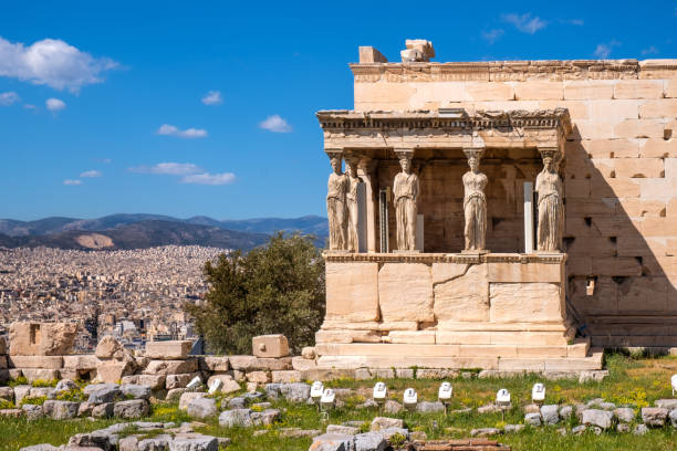 vista panorâmica do templo erechtheion de atena e poseidon no topo da colina acrópole em atenas, grécia - the erechtheum - fotografias e filmes do acervo