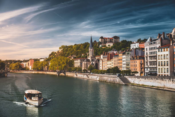 Saone Flussufer in Lyon Französische Stadt mit Saint-Georges Kirche und Touristen-Tourboot entlang bunten Wohnungen – Foto