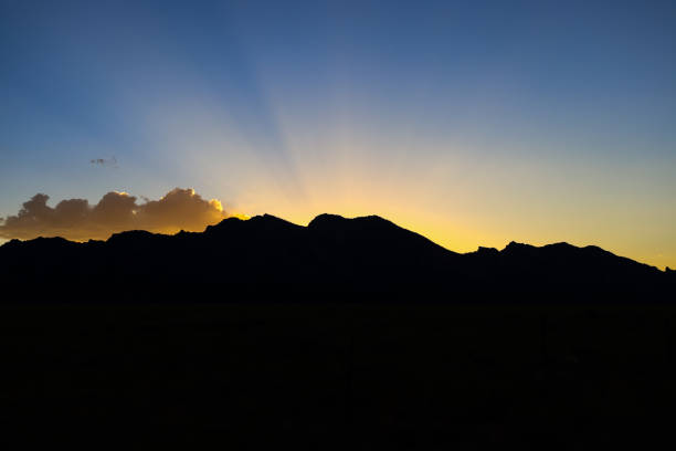 pôr do sol sobre flatirons perto de boulder 1 - flatirons colorado boulder mountain range - fotografias e filmes do acervo