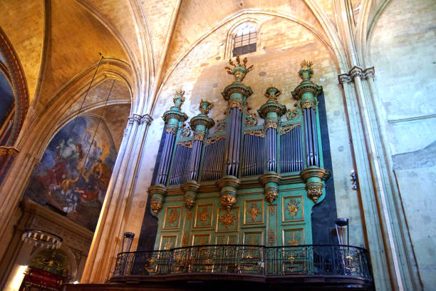el órgano de la catedral de saint-sauveur en aix-en-provence, francia - iluminación de techo abovedado fotografías e imágenes de stock