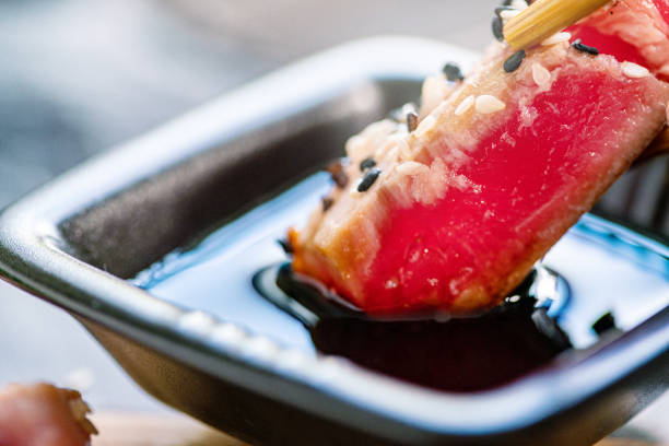 manger steak de thon grillé avec sauce soja - vitamin d salmon prepared fish cooked photos et images de collection