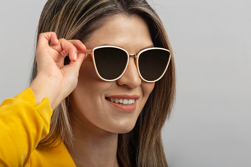 mujer latina sonriente con gafas de sol photo