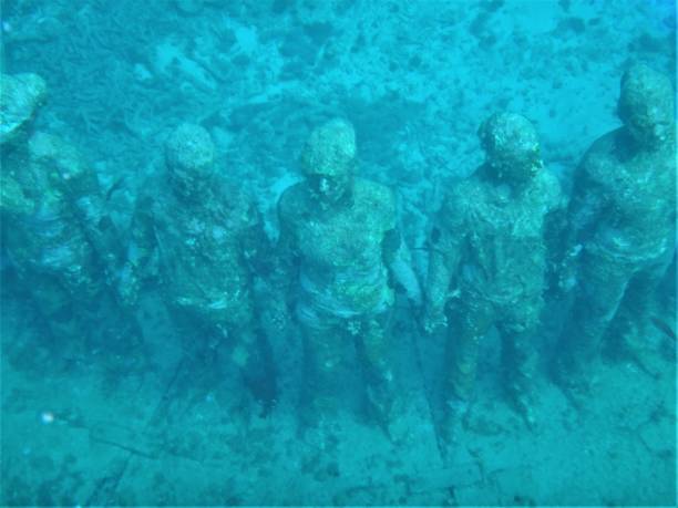 niesamowite rzeźby na dnie oceanu w podwodnym parku rzeźby w grenadzie na karaibach - grenada_& zdjęcia i obrazy z banku zdjęć