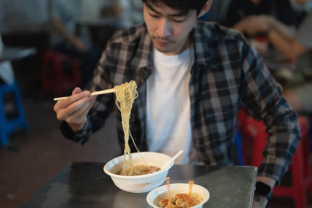 길거리 음식에서 저녁 식사를 먹는 청년 - thai cuisine thailand asian cuisine chinese cuisine 뉴스 사진 이미지