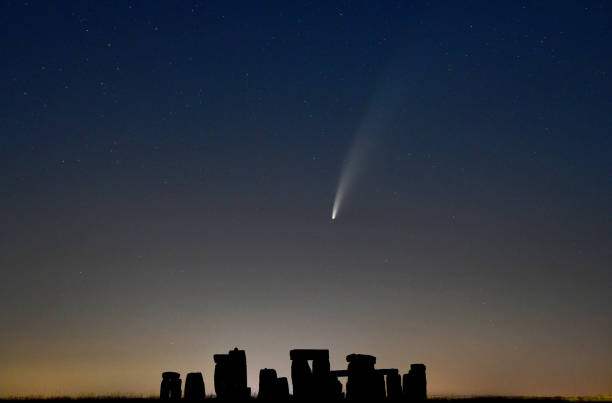 cometa neowise su stonehenge - stonehenge ancient civilization religion archaeology foto e immagini stock