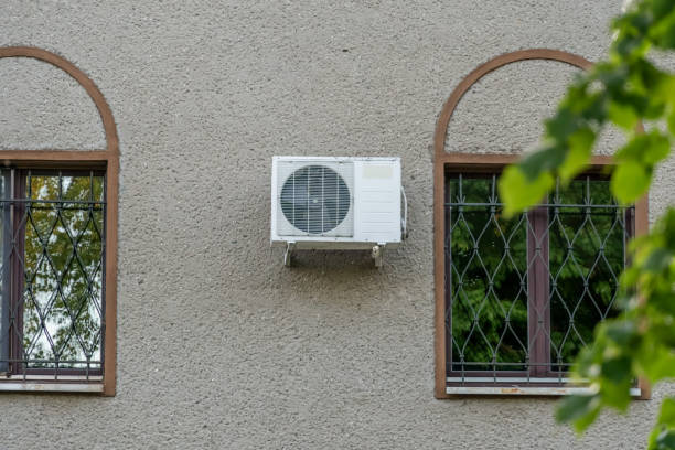 compressor de unidade ao ar livre instalado fora da casa na parede perto das janelas - air conditioner window heat hot day - fotografias e filmes do acervo