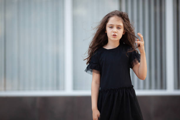 retrato de una niña de 8 años con el pelo largo en un paseo - 6 7 years lifestyles nature horizontal fotografías e imágenes de stock