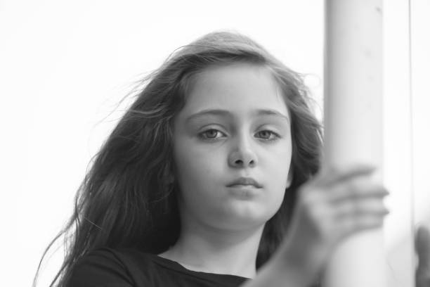 портрет маленькой девочки 8 лет с длинными волосами на прогулке - 6 7 years lifestyles nature horizontal стоковые фото и изображения