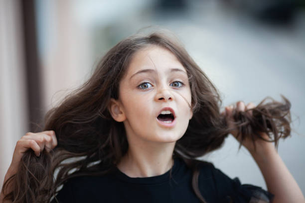 retrato de una niña de 8 años con el pelo largo en un paseo - 6 7 years lifestyles nature horizontal fotografías e imágenes de stock