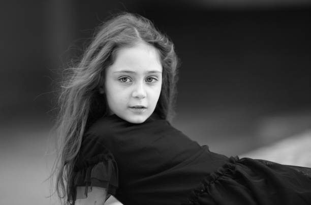 retrato de una niña de 8 años con el pelo largo en un paseo - 6 7 years lifestyles nature horizontal fotografías e imágenes de stock