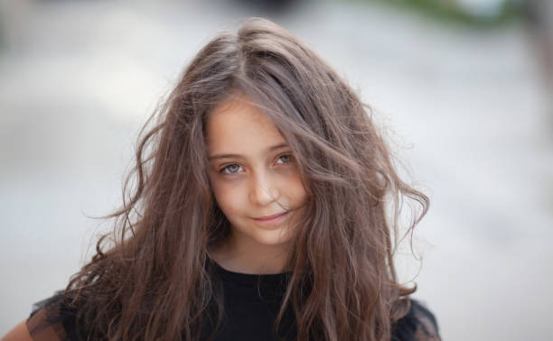 portret małej dziewczynki 8 lat z długimi włosami na spacerze - 6 7 years lifestyles nature horizontal zdjęcia i obrazy z banku zdjęć