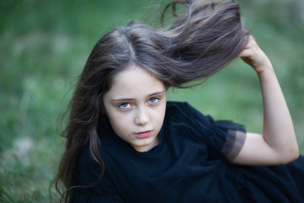 retrato de una niña de 8 años con el pelo largo en un paseo - 6 7 years lifestyles nature horizontal fotografías e imágenes de stock