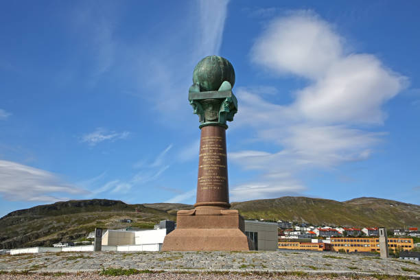 monument méridien sur la péninsule de fuglenes, hammerfest, norvège. - hammerfest photos et images de collection