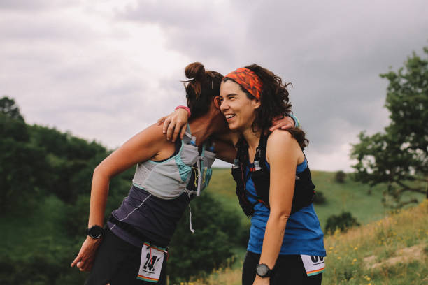 две женщины бегунов праздновать в природе - distance running фотографии стоковые фото и изображения
