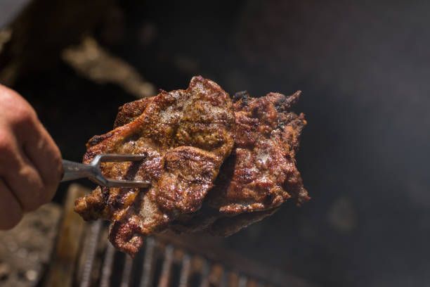 バーベキューグリルでステーキを焼く - rotisserie chicken roasted barbecue ストックフォトと画像