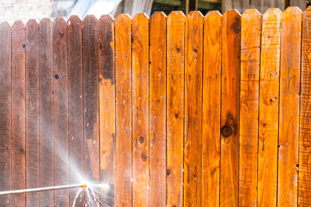 superficies de limpieza de vallas de lavado de presión - chores wood wet indoors fotografías e imágenes de stock