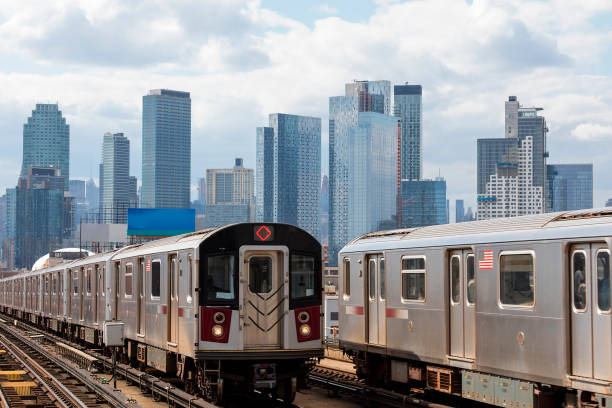 dois trens de metrô em alta velocidade em pista elevada em queens, nova york - train blurred motion nobody subway train - fotografias e filmes do acervo
