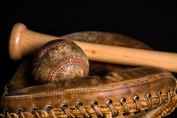 新しいバットでキャッチャーミットの上に休んでいる汚れた古い野球。 - baseball baseballs ball isolated ストックフォトと画像