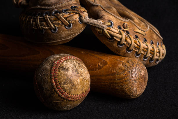 古いノスタルジックな野球用品とゲームの年から身に着けている。 - baseball baseballs ball isolated ストッ��クフォトと画像