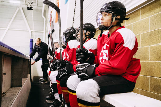 벤치에 여자 아이스 하키 팀 - womens ice hockey 뉴스 사진 이미지