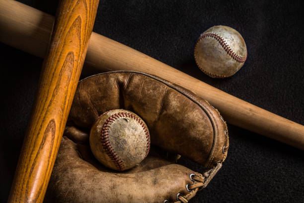 baseball equipment from a childhood long ago. the gear is well used and scratched up. - catching horizontal nobody baseballs imagens e fotografias de stock