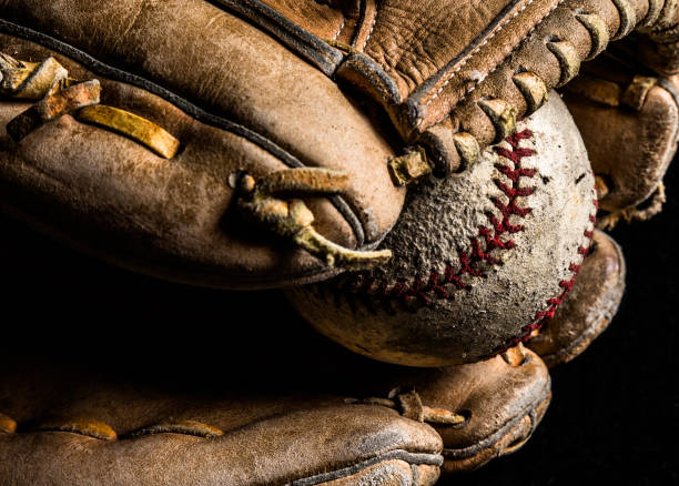 primer plano del béisbol viejo en guante de cuero desgastado - baseball glove baseball baseballs old fashioned fotografías e imágenes de stock