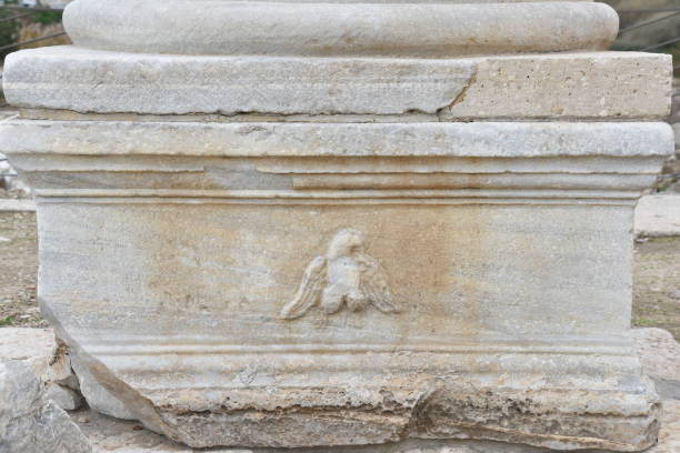 piedistallo a colonna antica con aquila di zeus - city of tyre lebanon antiquities archaeology foto e immagini stock