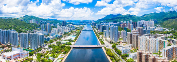 blick auf das resident area in sha tin, hongkong - hong kong cityscape flowing water built structure stock-fotos und bilder