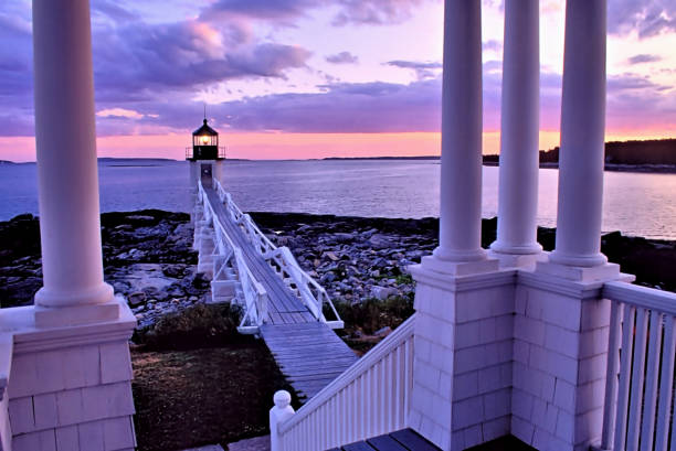 マーシャル・ポイント・ライトのトワイライト - maine marshall point lighthouse new england sea ストックフォトと画像