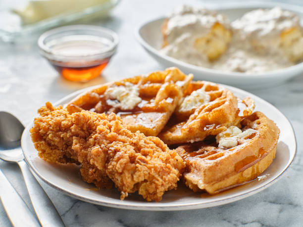 colazione fritta di pollo e cialde con sciroppo - waffle breakfast food sweet food foto e immagini stock