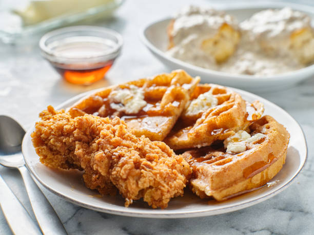 fried chicken and waffles breakfast with syrup fried chicken and waffles breakfast with maple syrup chicken meat stock pictures, royalty-free photos & images