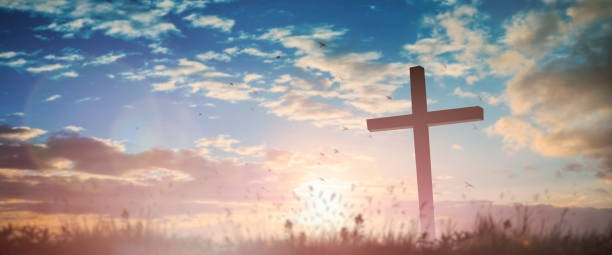 silhouette иисус христос распятие на кресте на голгофе закат фон концепции для страстной пятницы он воскрес в пасхальный день, страстная пятниц� - easter praying cross cross shape стоковые фото и изображения