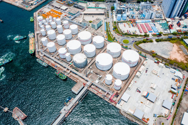 aerial view of oil storage tank and pipeline steel - oil storage tank storage compartment fuel and power generation imagens e fotografias de stock