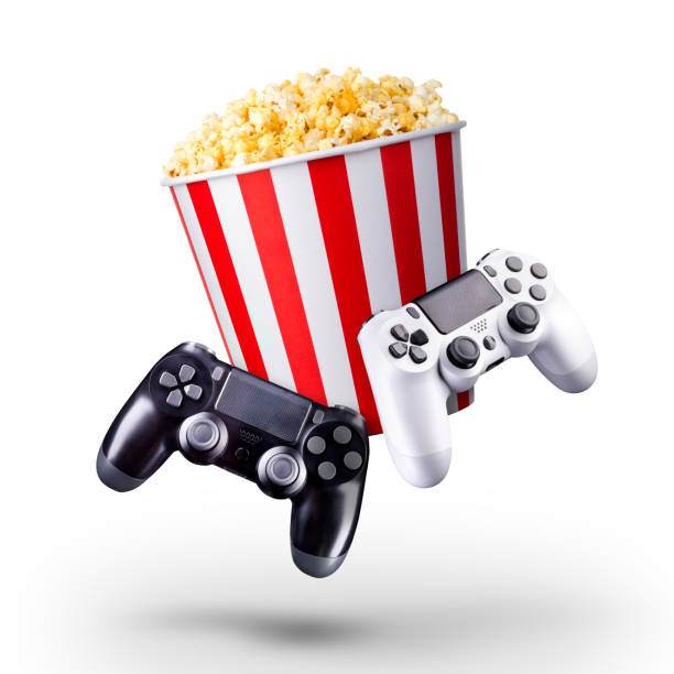 白い背景に隔離されたポップコーンとビデオゲームのジョイスティックゲームパッドを飛ぶ - gamer video game video computer ストックフォトと画像