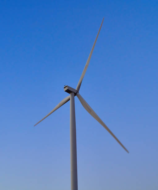 ветрогенераторы генерируют энергию на фоне неба - wind power wind turbine windmill wind стоковые фото и изображения