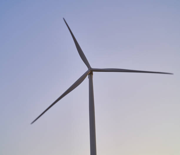 ветрогенераторы генерируют энергию на фоне неба - wind power wind turbine windmill wind стоковые фото и изображения