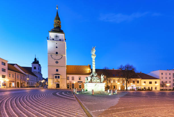 ciudad de trnava - eslovaquia, plaza principal con torre - trnava fotografías e imágenes de stock