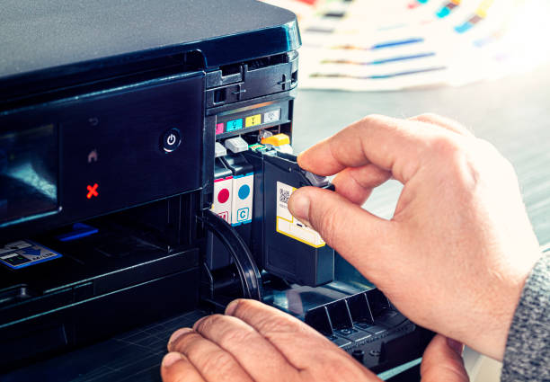 technik wymiany atramentów kasetowych w drukarce komputerowej - cartridge zdjęcia i obrazy z banku zdjęć