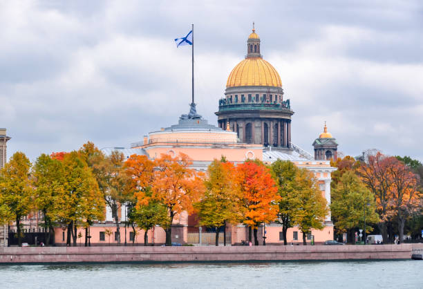 st. isaac's cathedral and admiralty building in autumn, saint petersburg, russia - st isaacs cathedral imagens e fotografias de stock