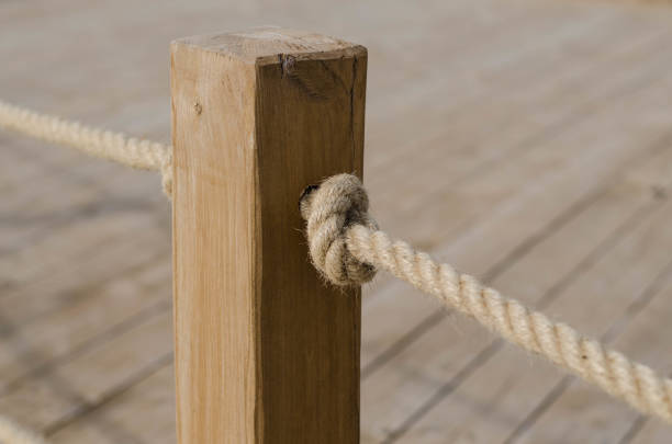 poste de madera. cuerda. nudo. estructura de árbol. - wooden post wood grass string fotografías e imágenes de stock