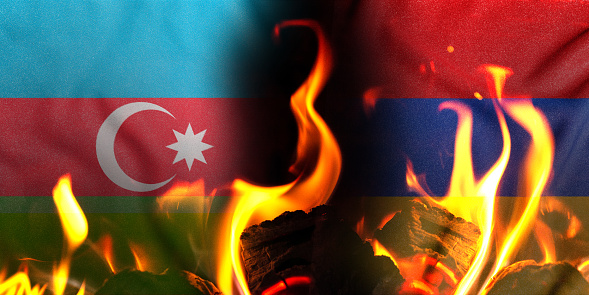 Foto conceptual con las banderas de Azerbaiyán y Armenia durante el agravamiento de las relaciones entre ellos. photo