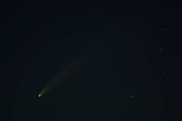 cometa neowise al tramonto, bologna, italien - vapor trail sky night sunset stock-fotos und bilder