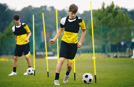 Pendidikan Sepak Bola Pelatihan Dengan Tiang Ketangkasan Pemain Sepak