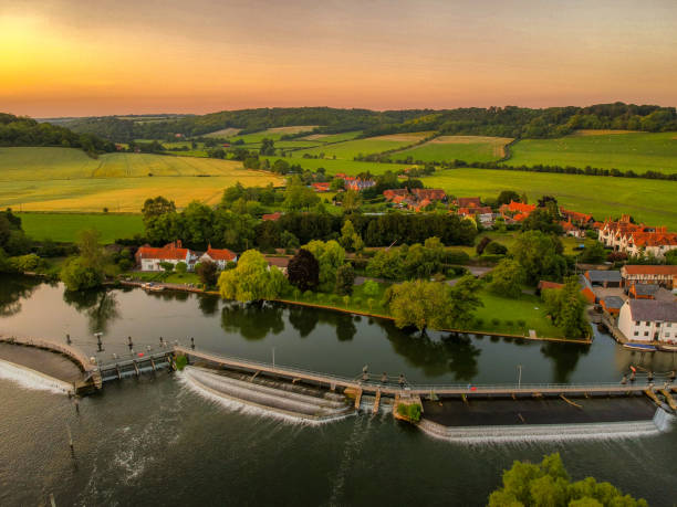 hambledon no rio tâmisa ao pôr do sol - buckinghamshire - fotografias e filmes do acervo