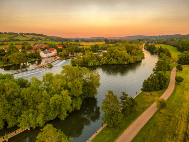 hambledon lock e weir em uma noite de verão - buckinghamshire - fotografias e filmes do acervo