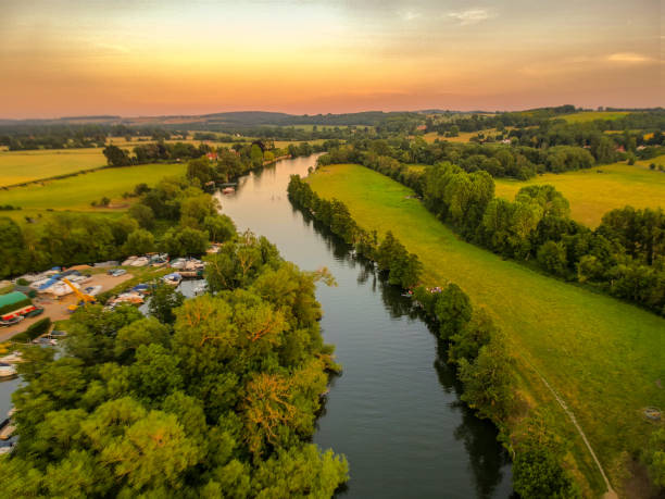 the river thames at sunset 2020 - thames river imagens e fotografias de stock