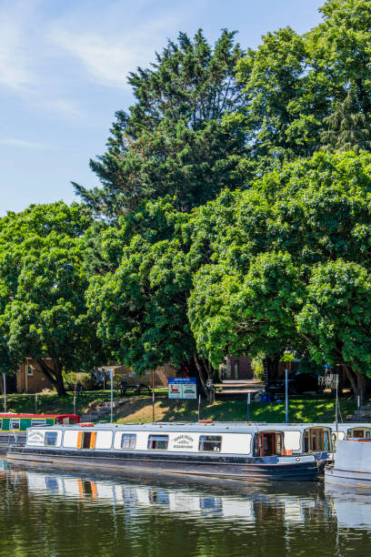 casa galleggiante, chiatta, barche strette fiume avon bidford nel villaggio di avon warwickshire midlands inghilterra uk - bidford on avon - warwickshire narrow nautical vessel barge foto e immagini stock