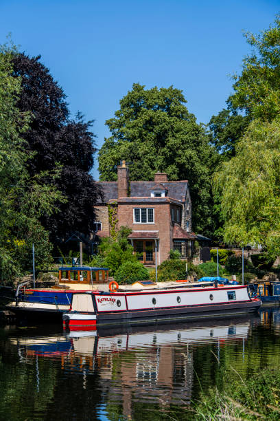 casa galleggiante, chiatta, barche strette fiume avon bidford nel villaggio di avon warwickshire midlands inghilterra uk - bidford on avon - warwickshire narrow nautical vessel barge foto e immagini stock