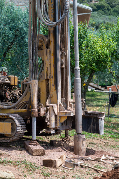 bien auger pendant un emploi - borehole construction environment boredom photos et images de collection