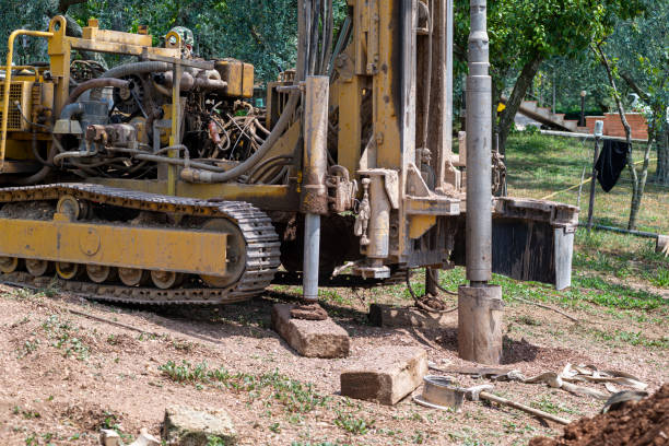 bien auger pendant un emploi - borehole construction environment boredom photos et images de collection